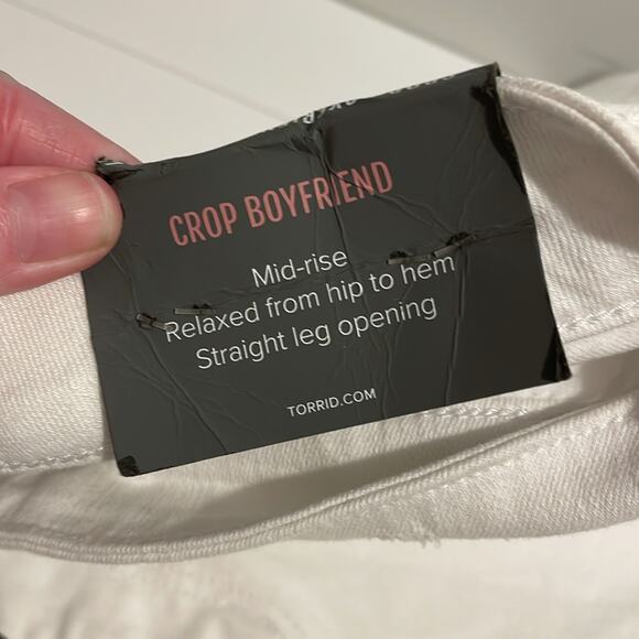 Torrid Brand White Crop Boyfriend Straight Vintage Stretch Mid-Rise Jean NWT 24 - Picture 3 of 4